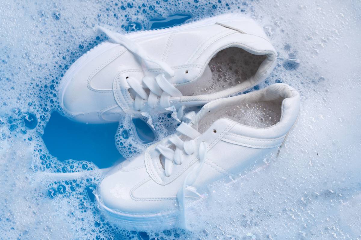 Cleaning white shoes using household cleaning tools