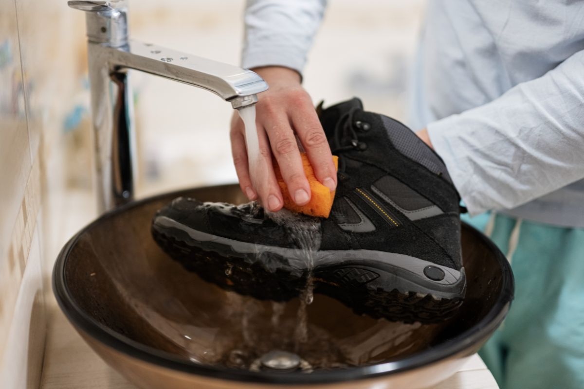 leather shoe polish service noida - Cloud Dhobi team at work