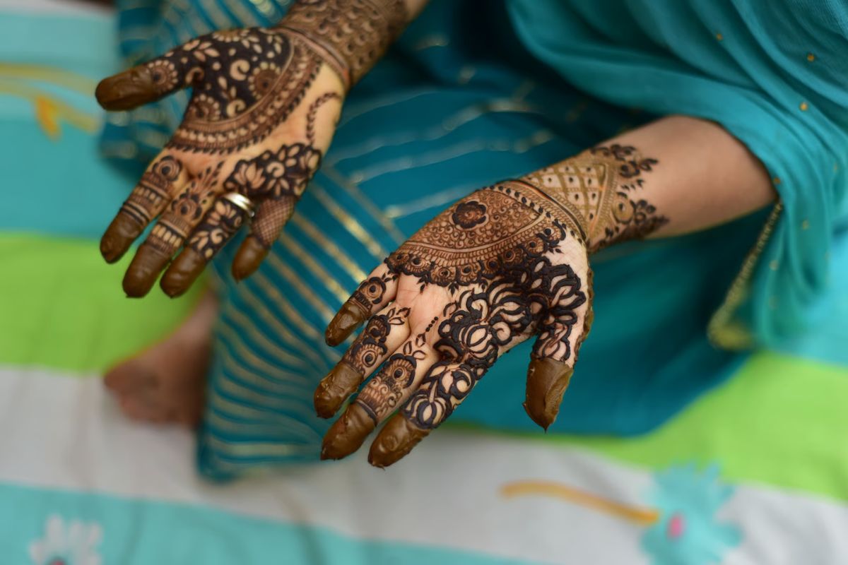 remove mehendi stains from clothes - Cloud Dhobi professional service at your doorstep in Delhi