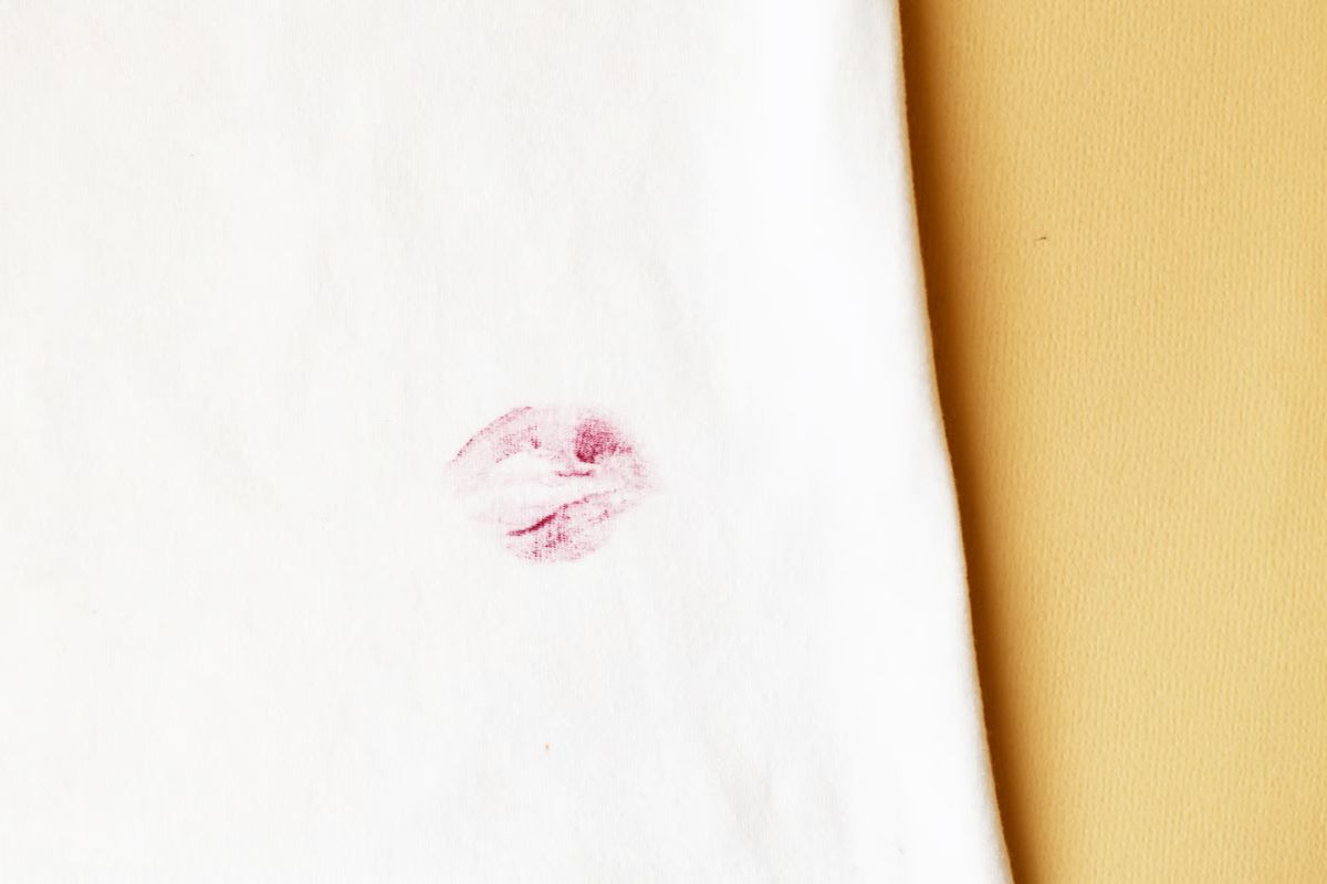 lipstick mark removal fabric - Cloud Dhobi Delhi laundry and dry cleaning service
