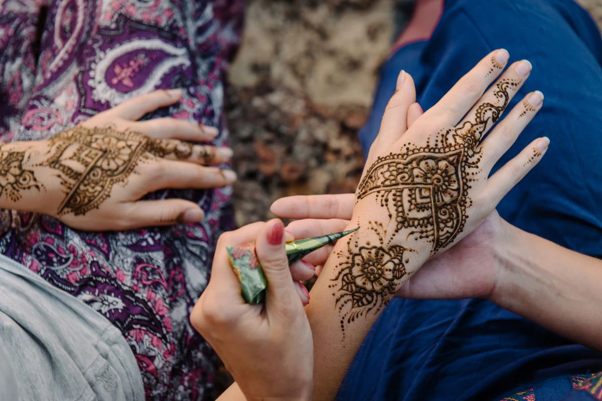 mehendi stain removal tips - Cloud Dhobi Delhi laundry and dry cleaning service
