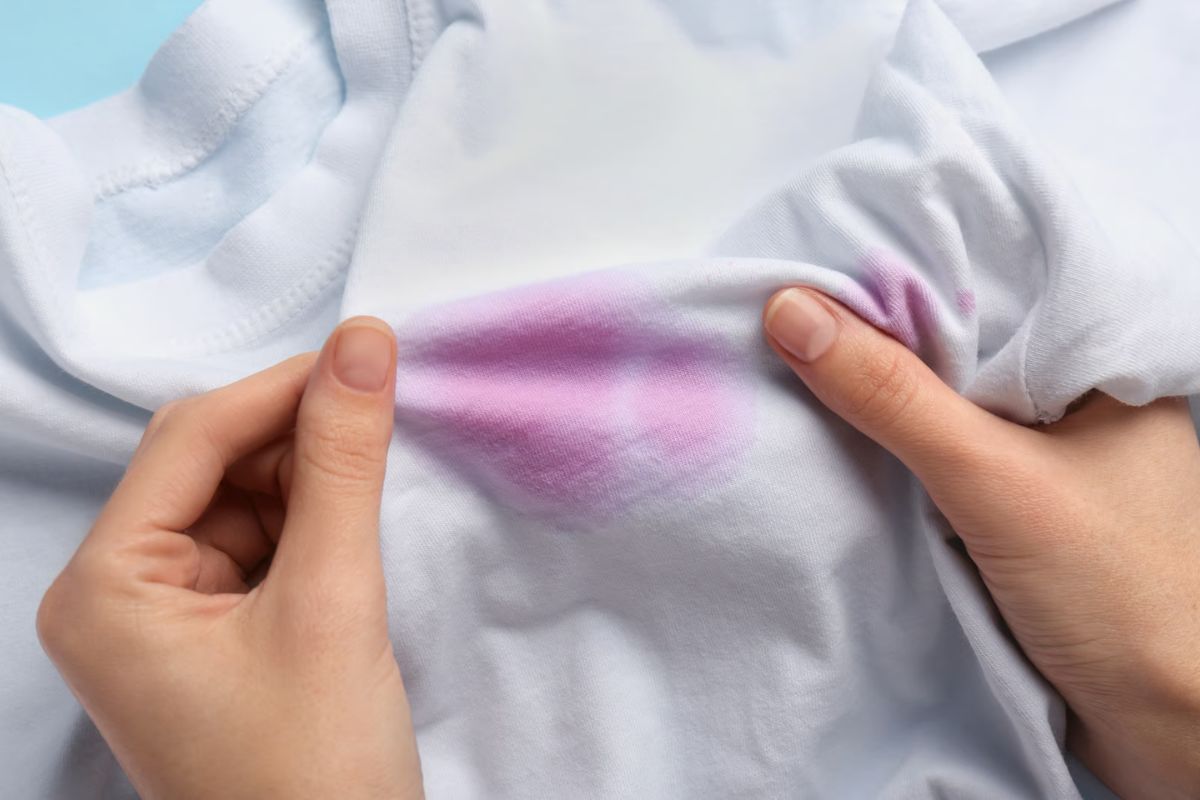 oil paint stain removal - Cloud Dhobi Delhi laundry and dry cleaning service