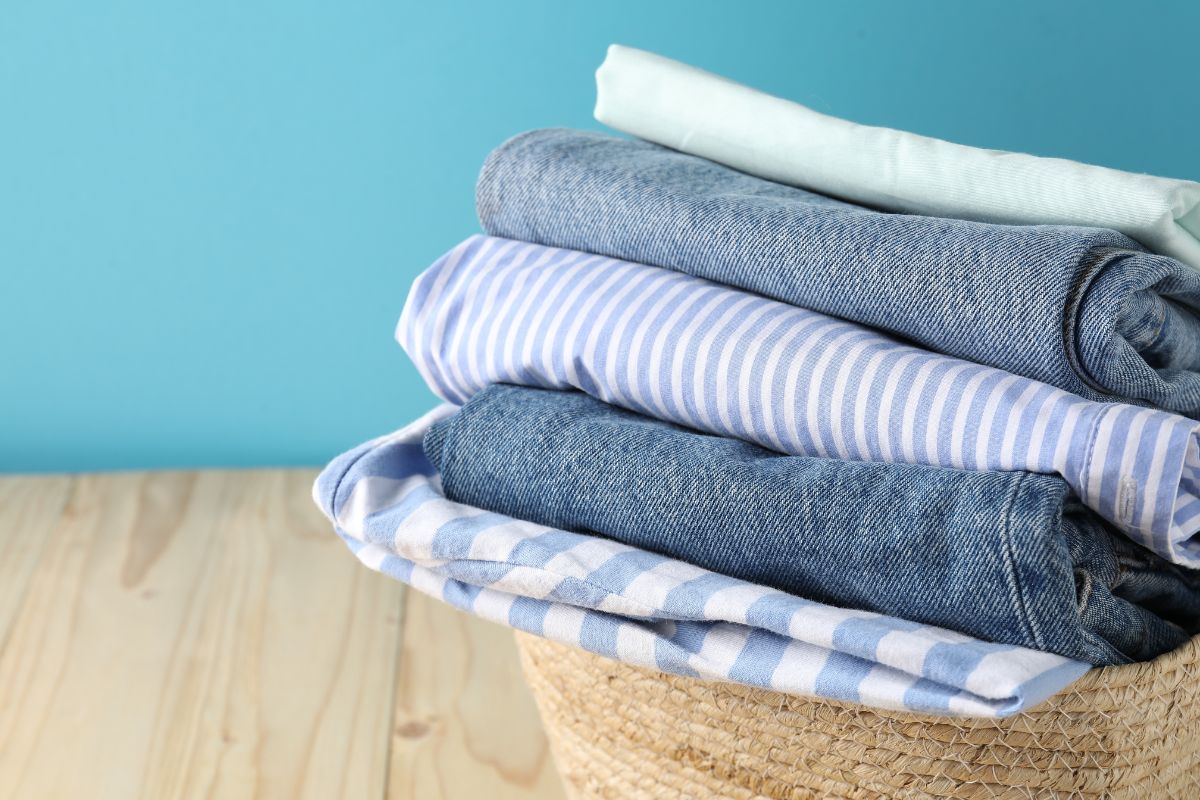 laundry by weight noida - Cloud Dhobi team at work